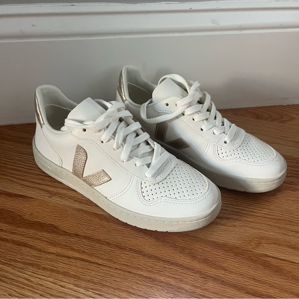 NWT Veja V-10 in Extra White Platine